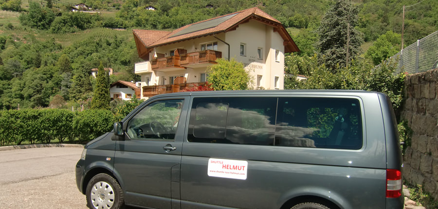 Das ShuttleTaxi vor einer Pension