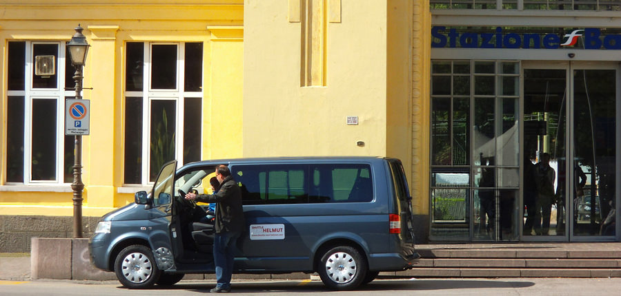 Shuttle-Taxi am Bahnhof in Meran